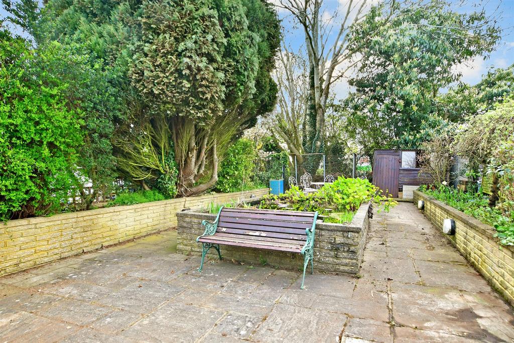 Buckland Road, Lower Kingswood... 2 bed semidetached house £375,000