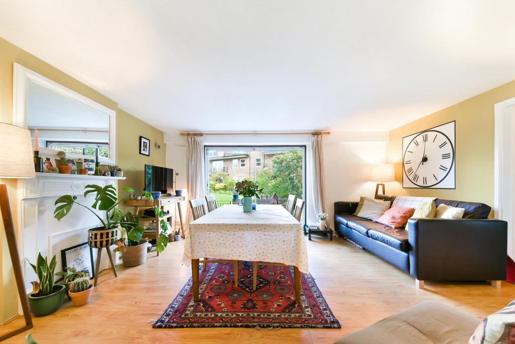 Thorney Crescent, Battersea, London... 2 bed apartment £2,249 pcm (£519 pw)