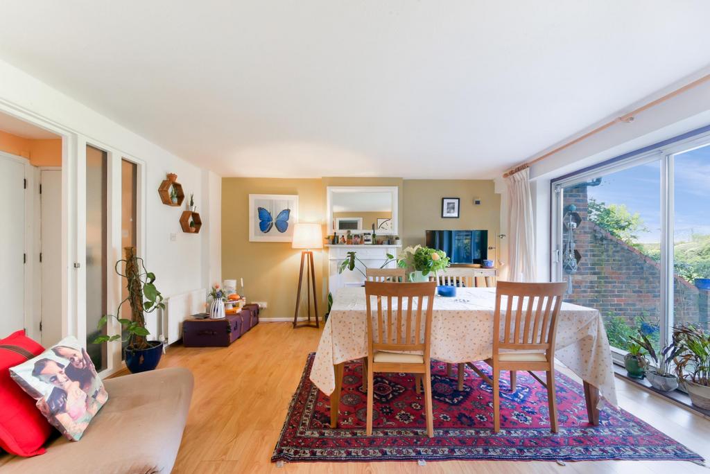 Thorney Crescent, Battersea, London... 2 bed apartment £2,249 pcm (£519 pw)