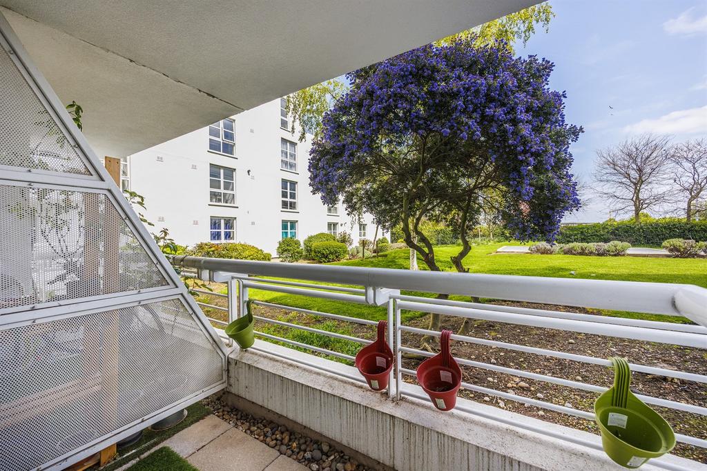 Barrier Point Road, E16 2 bed flat £2,100 pcm (£485 pw)