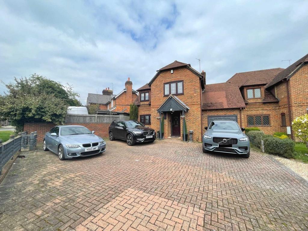 Beech Lane, Lower Earley 4 bed link detached house £3,200 pcm (£738 pw)