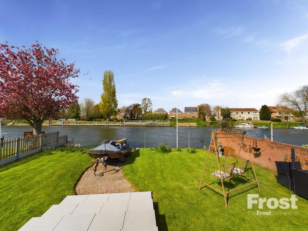 Laleham Reach, Chertsey, Surrey, KT16 4 bed bungalow for sale £749,950