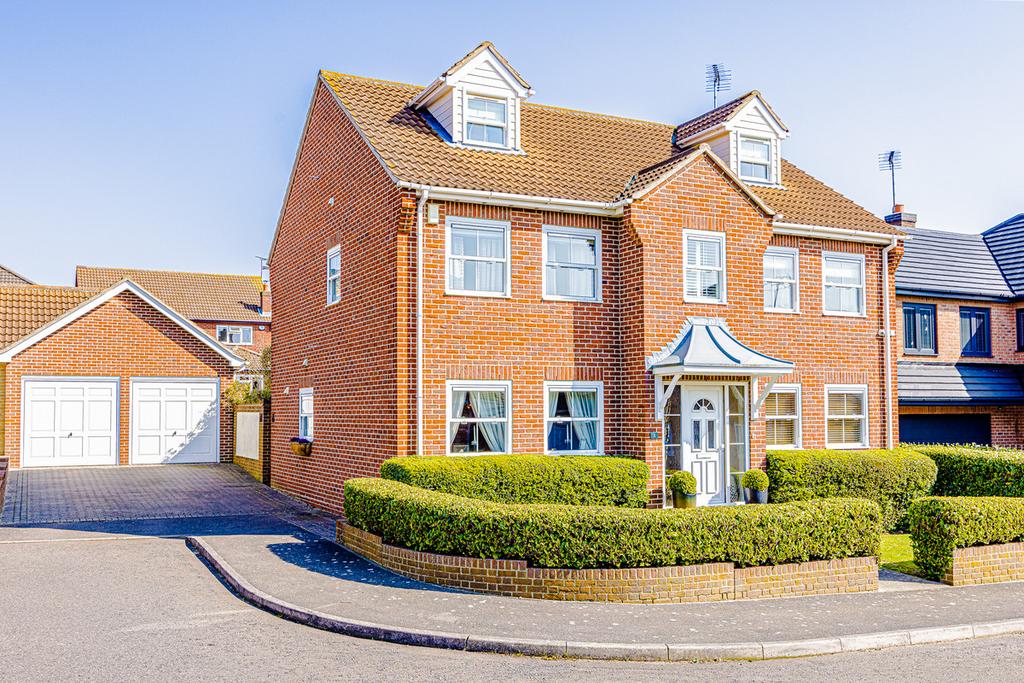 The Glen, Rayleigh, SS6 6 bed detached house for sale £750,000