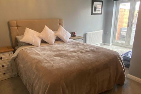 28 Carlton Way, Royton, Oldham, OL2 5BE