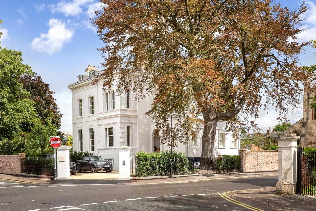 Painswick Road, Cheltenham, GL50 2 bed apartment for sale £365,000