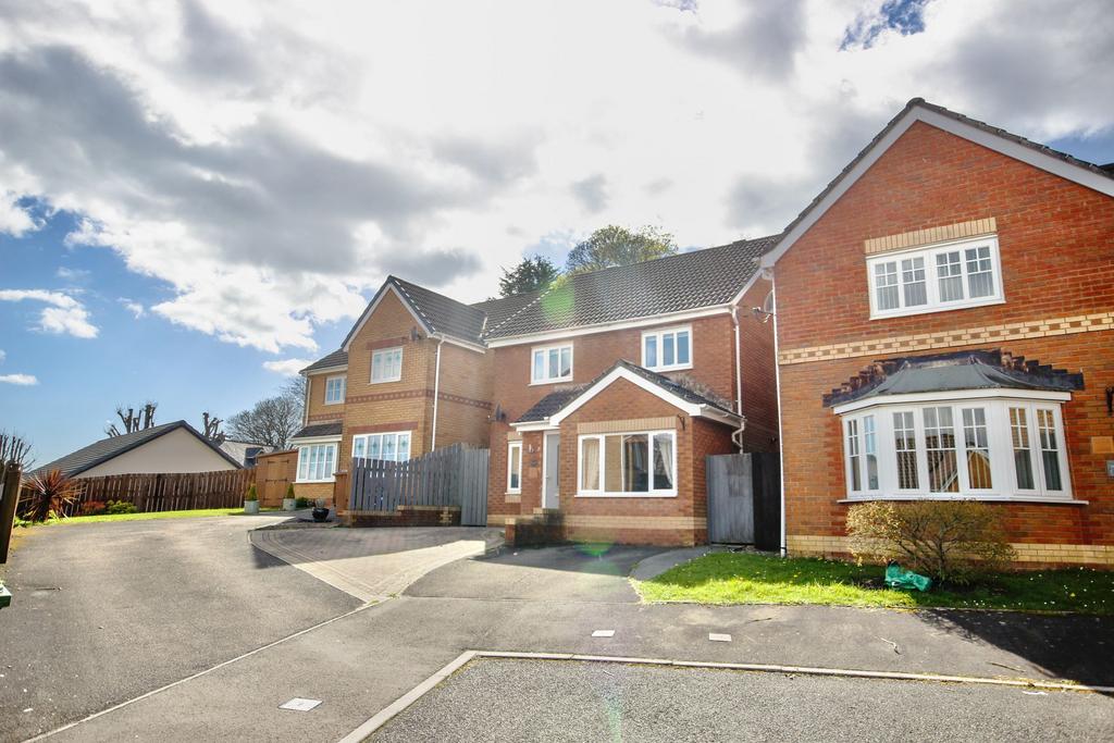 Cae Canol, Hengoed 3 bed detached house for sale £310,000