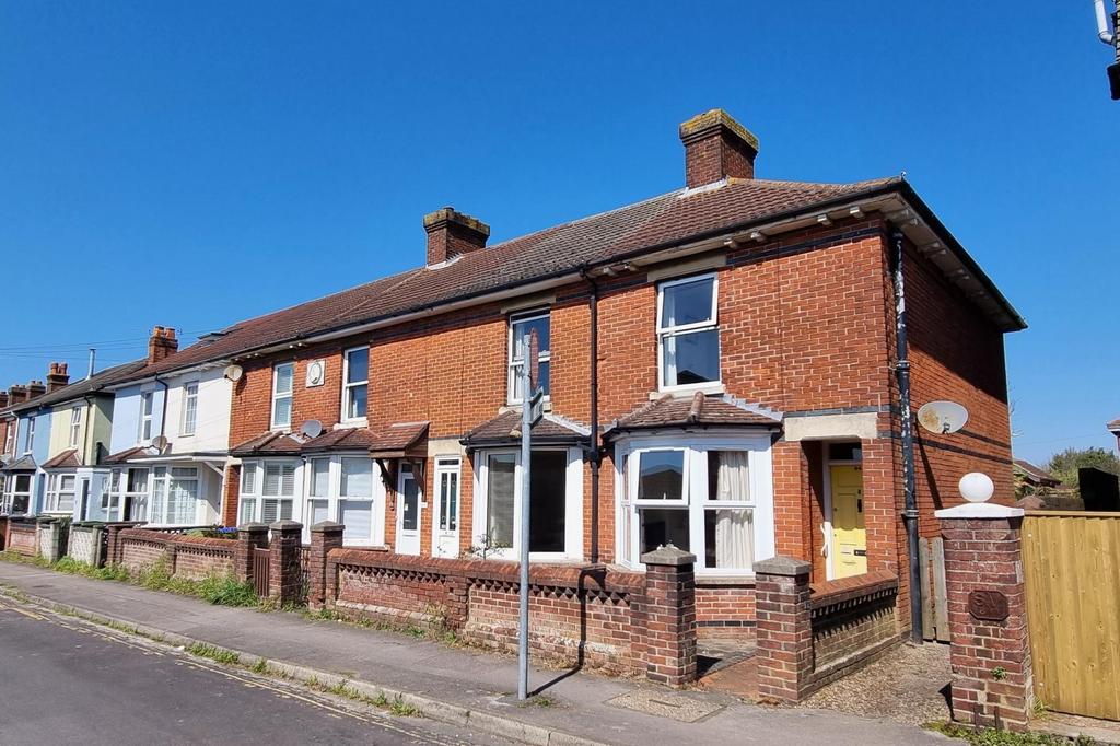 GORDON ROAD, FAREHAM 2 bed end of terrace house £275,000