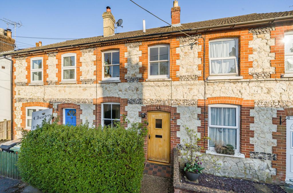 Grove Road, Alton, Hampshire, GU34 2 bed terraced house for sale £345,000