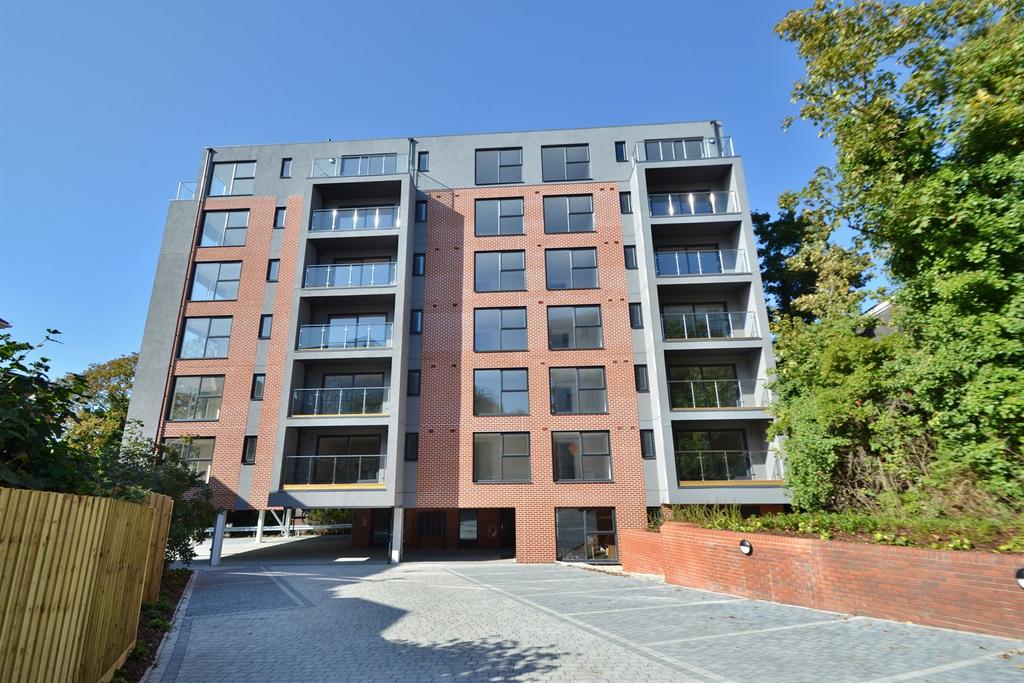 Bournemouth 1 bed flat to rent £1,050 pcm (£242 pw)