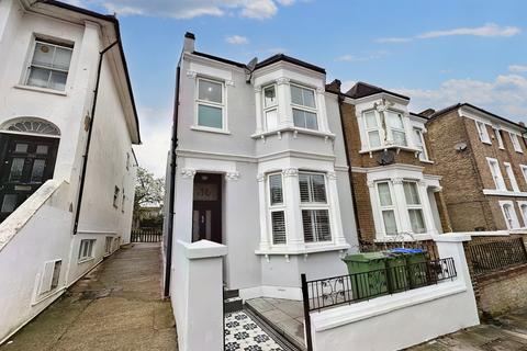 3 bedroom end of terrace house to rent, Woodhill, Woolwich, London, SE18 5JL