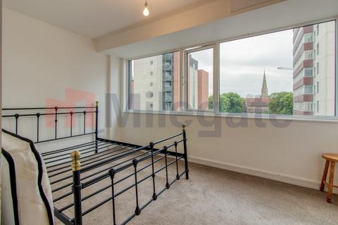 2 bedroom flat to rent, St. Edwards Way, Romford RM1