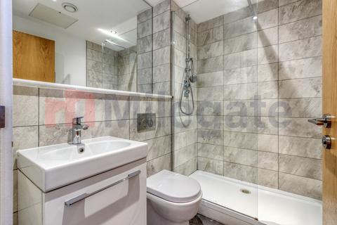 2 bedroom flat to rent, St. Edwards Way, Romford RM1