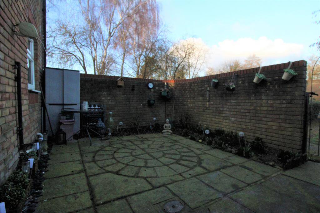Baron Court, Stevenage SG1 2 bed ground floor for sale £
