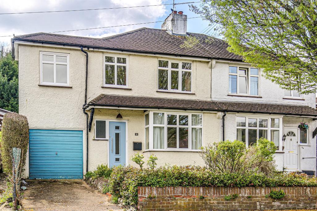 Mosslea Road, Whyteleafe, Surrey, CR3 0DP 4 bed semidetached house for