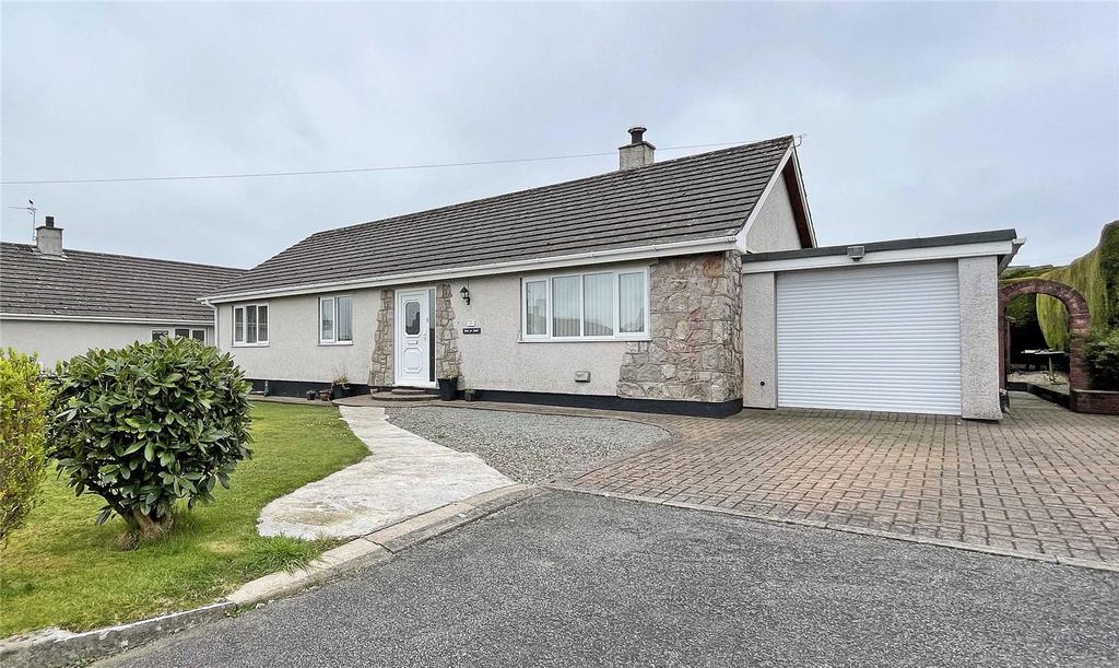 Maes Derwydd, Llangefni, Isle of Anglesey, LL77 3 bed bungalow for sale