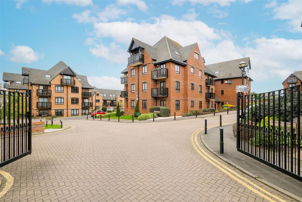 Epping New Road, Buckhurst Hill 2 bed apartment for sale £450,000