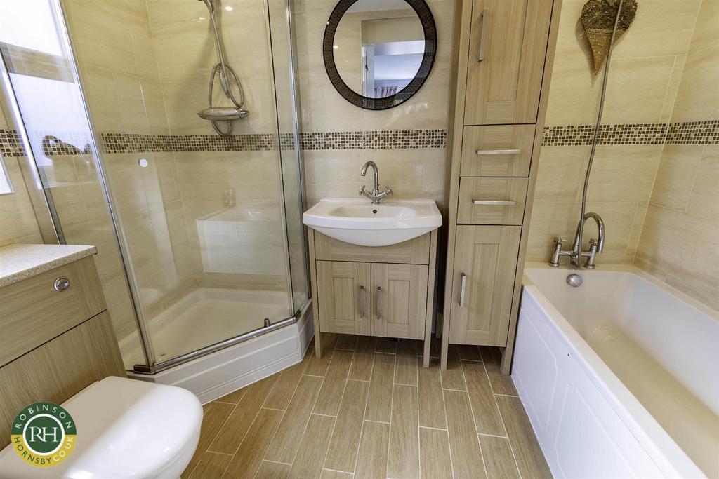 En suite for master bedroom
