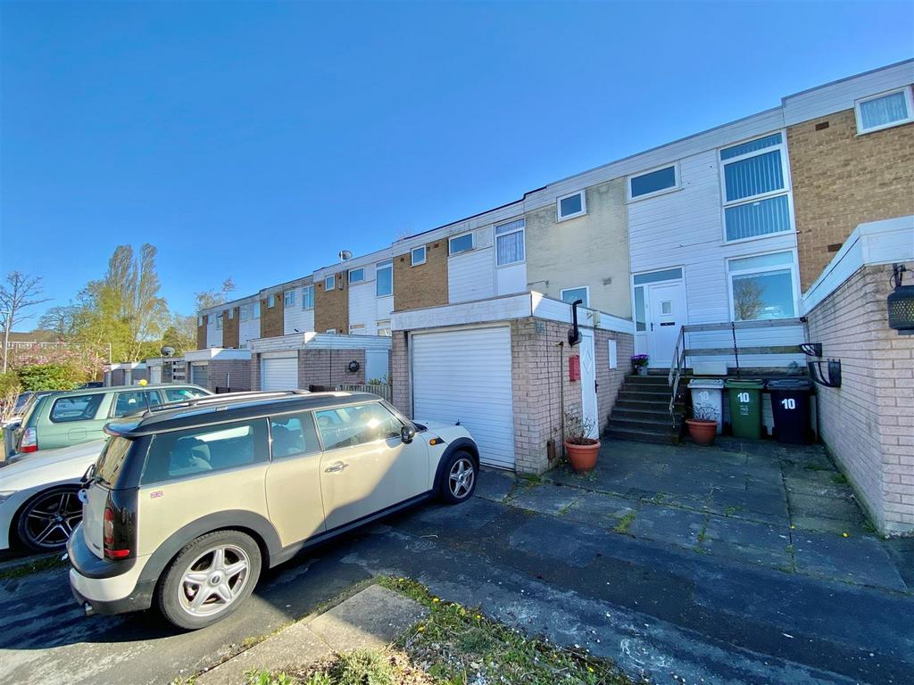 Collingwood Close, Macclesfield 3 bed terraced house for sale £210,000