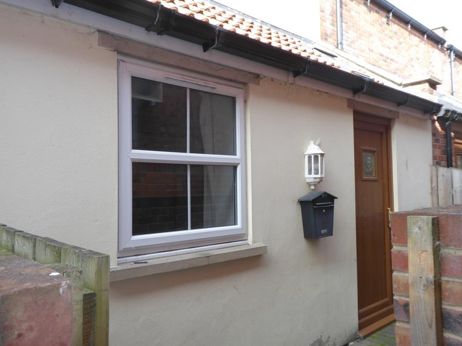 Applegarth Terrace, Northallerton... 2 bed terraced house £575 pcm (£