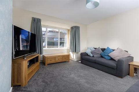 41 Close Lea, Rastrick, Brighouse, HD6 3AR