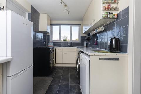 41 Close Lea, Rastrick, Brighouse, HD6 3AR