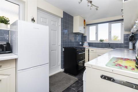 41 Close Lea, Rastrick, Brighouse, HD6 3AR