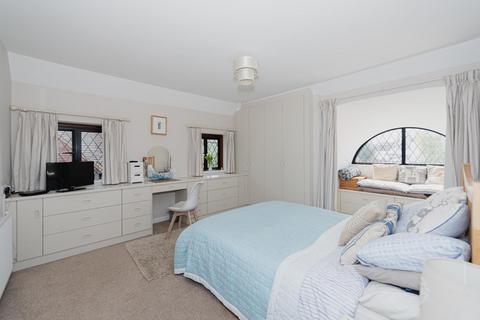 14 Pine Hill, Epsom, KT18 7BG