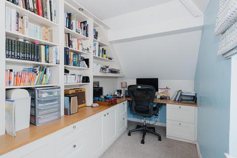 14 Pine Hill, Epsom, KT18 7BG