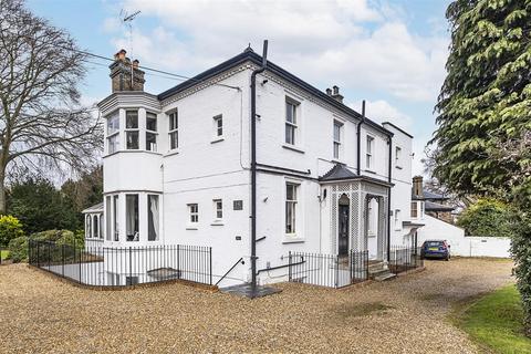 Flat 3, Beechcroft, 14 Downside, Epsom, KT18 5EX
