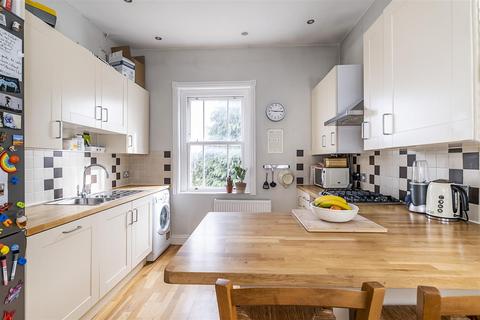 Flat 3, Beechcroft, 14 Downside, Epsom, KT18 5EX
