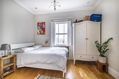 Flat 3, Beechcroft, 14 Downside, Epsom, KT18 5EX