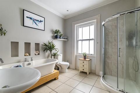 Flat 3, Beechcroft, 14 Downside, Epsom, KT18 5EX
