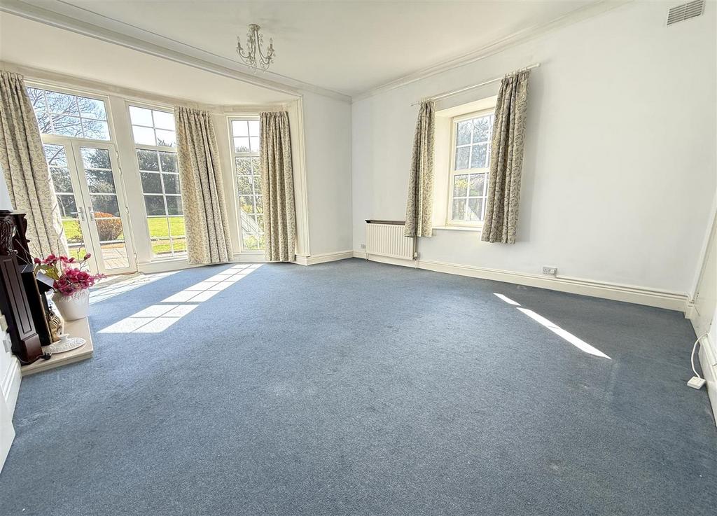 Sitting/dining room