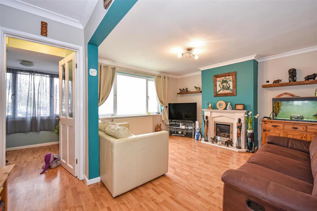 Corunna Main, Andover 4 bed semidetached house £375,000