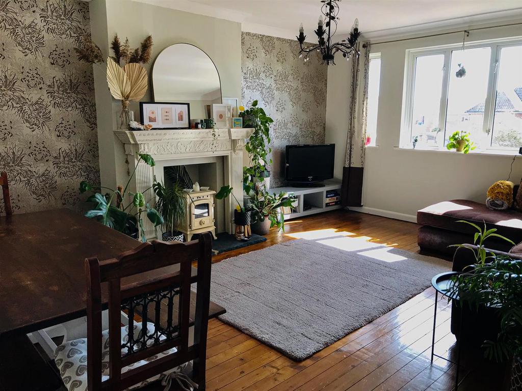 Princess Avenue, Worthing, BN13 2 bed flat £1,350 pcm (£312 pw)