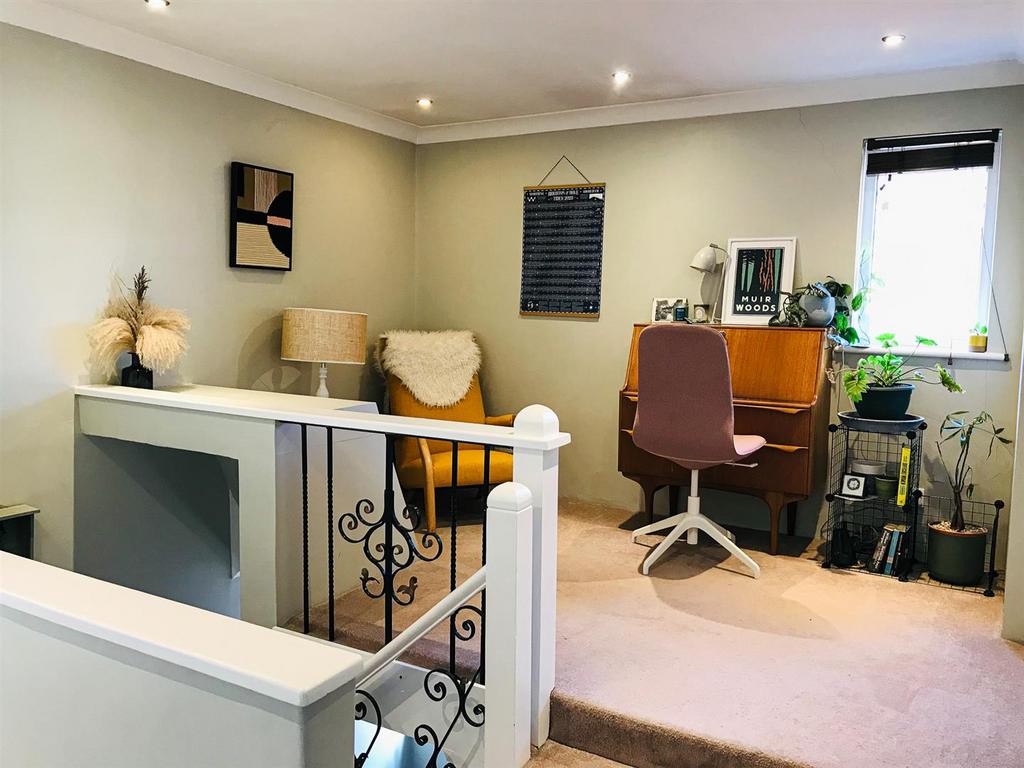 Princess Avenue, Worthing, BN13 2 bed flat £1,350 pcm (£312 pw)