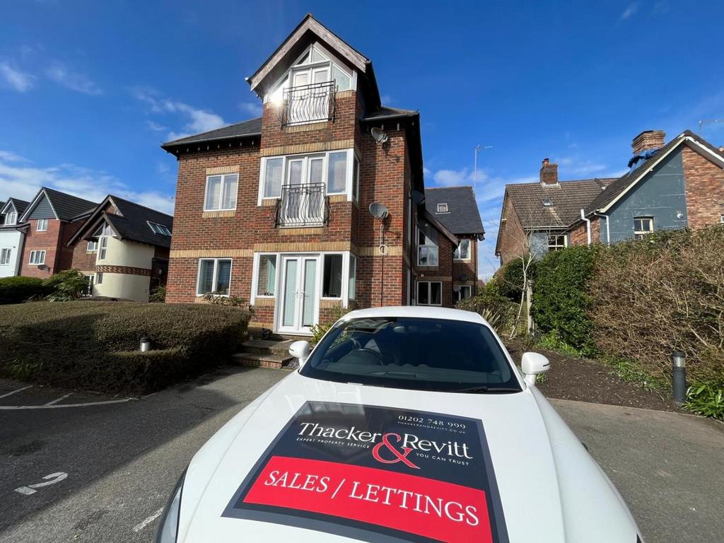 Clayfield Court, Poole Road, Upton... 2 bed flat £1,050 pcm (£242 pw)