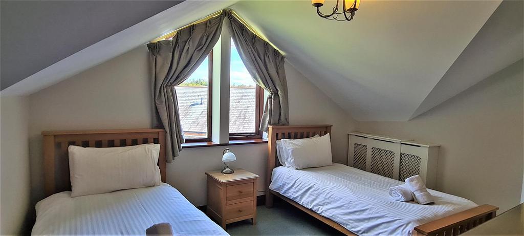 Twin bedroom (2).jpg