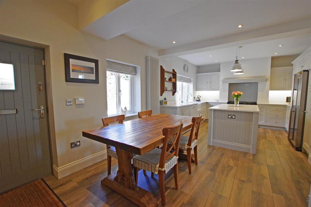Sunnybank Road, Greetland 4 bed semidetached house £325,000