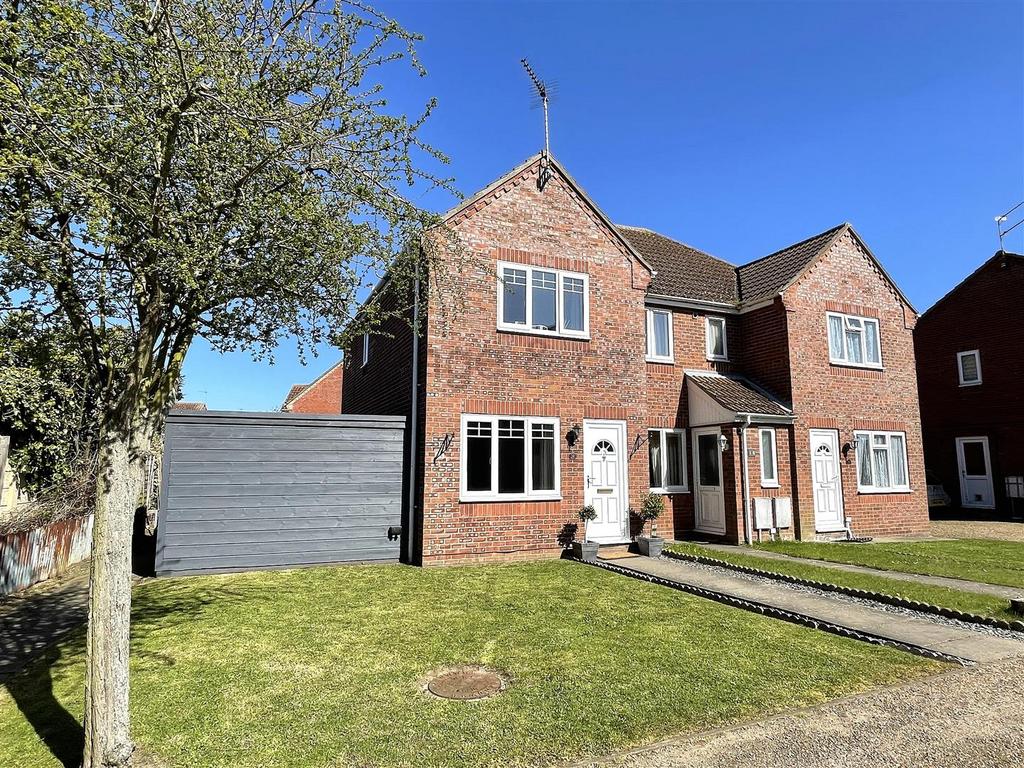 Swift Close, Carlton Colville, Lowestoft 2 bed end of terrace house for