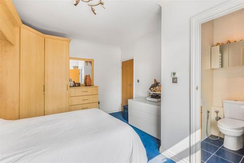 21 Eversley Crescent, Isleworth, TW7 4LR