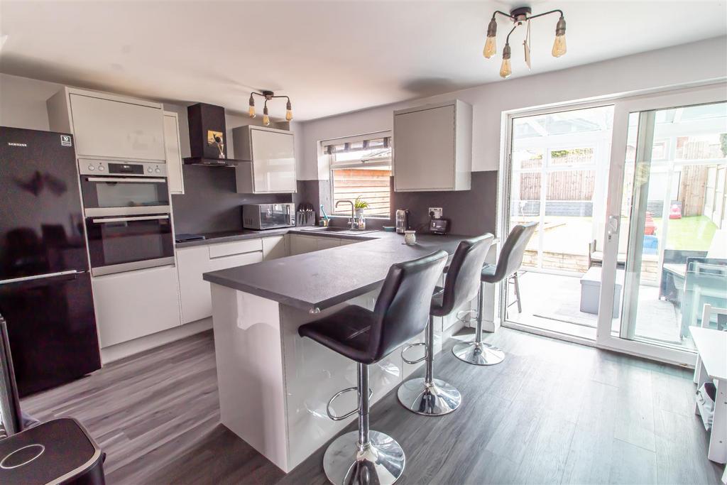 Darlton Drive, Arnold, Nottingham 3 bed semidetached house £250,000