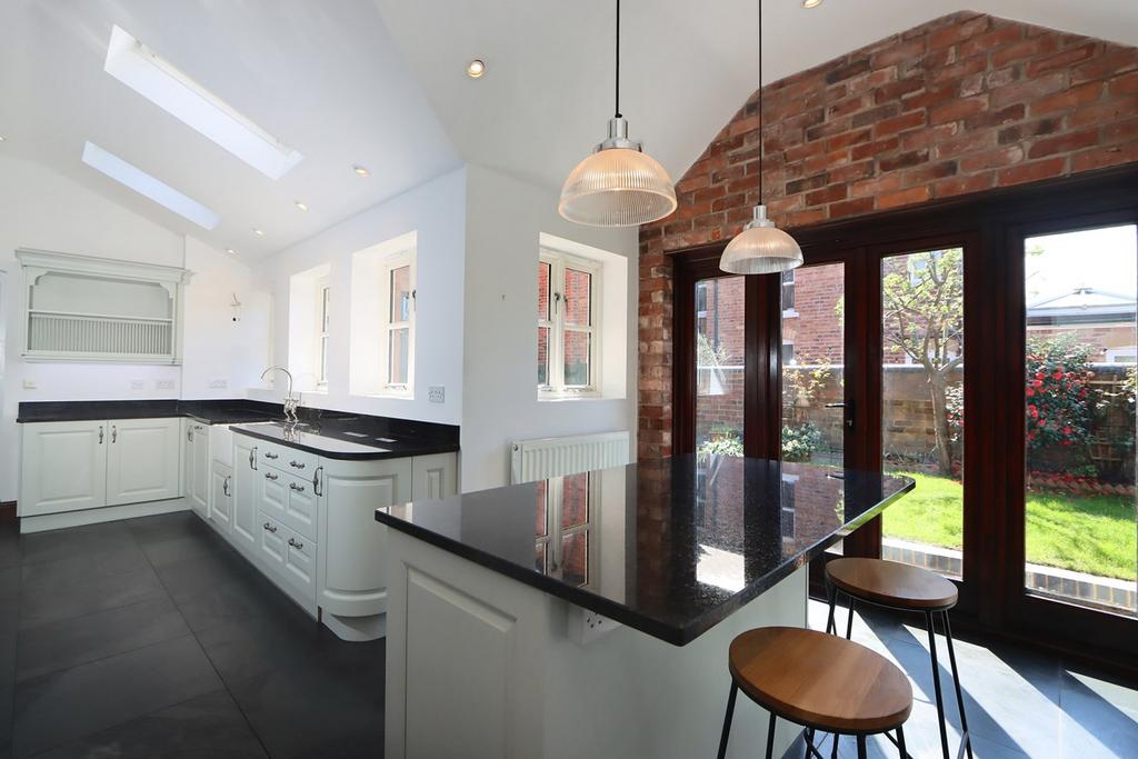 Clifton Street, Stourbridge, DY8 5 bed character property £2,050 pcm
