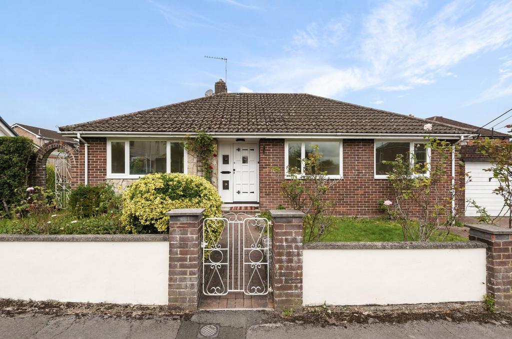 Chalvington Road, Chandler's Ford 3 bed detached bungalow £1,500 pcm (£346 pw)