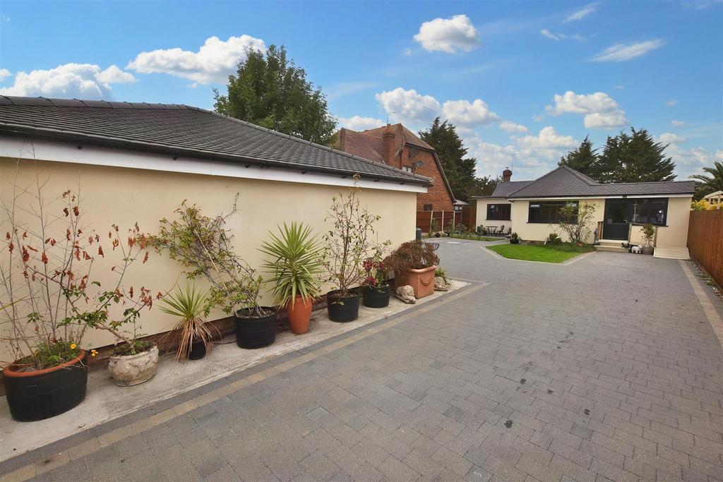 Cleveland Road, Canvey Island SS8 3 bed detached bungalow £525,000