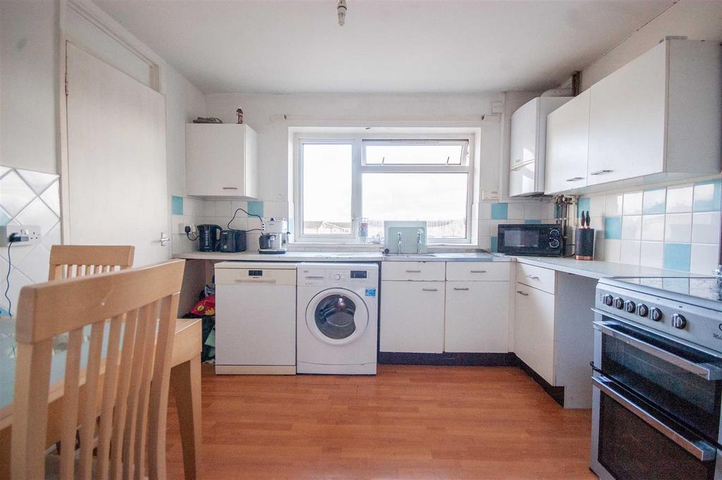Purbeck Court, Great Baddow, Chelmsford 2 bed apartment for sale £189,995