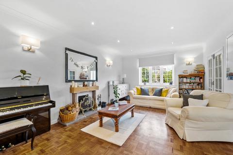 Daneswood Close, Weybridge, KT13