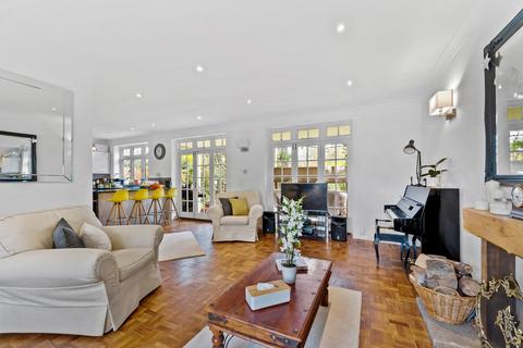 4 bedroom detached house for sale, Daneswood Close, Weybridge, KT13