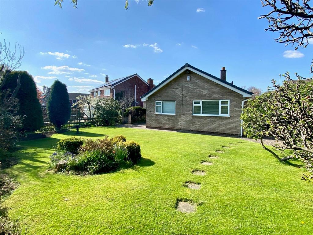 Blake Hall Road, Mirfield 3 bed detached bungalow £375,000