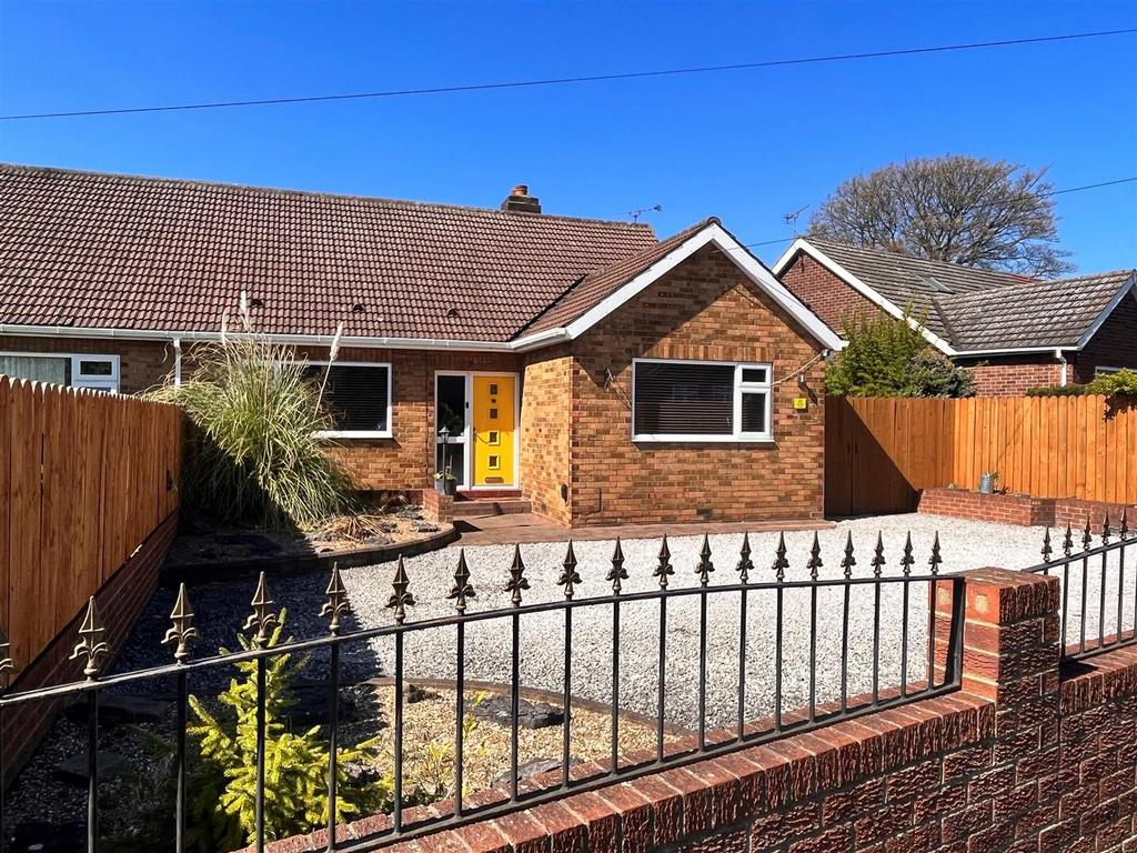 Reynolds Close, Melton, North Ferriby 4 bed semidetached bungalow for